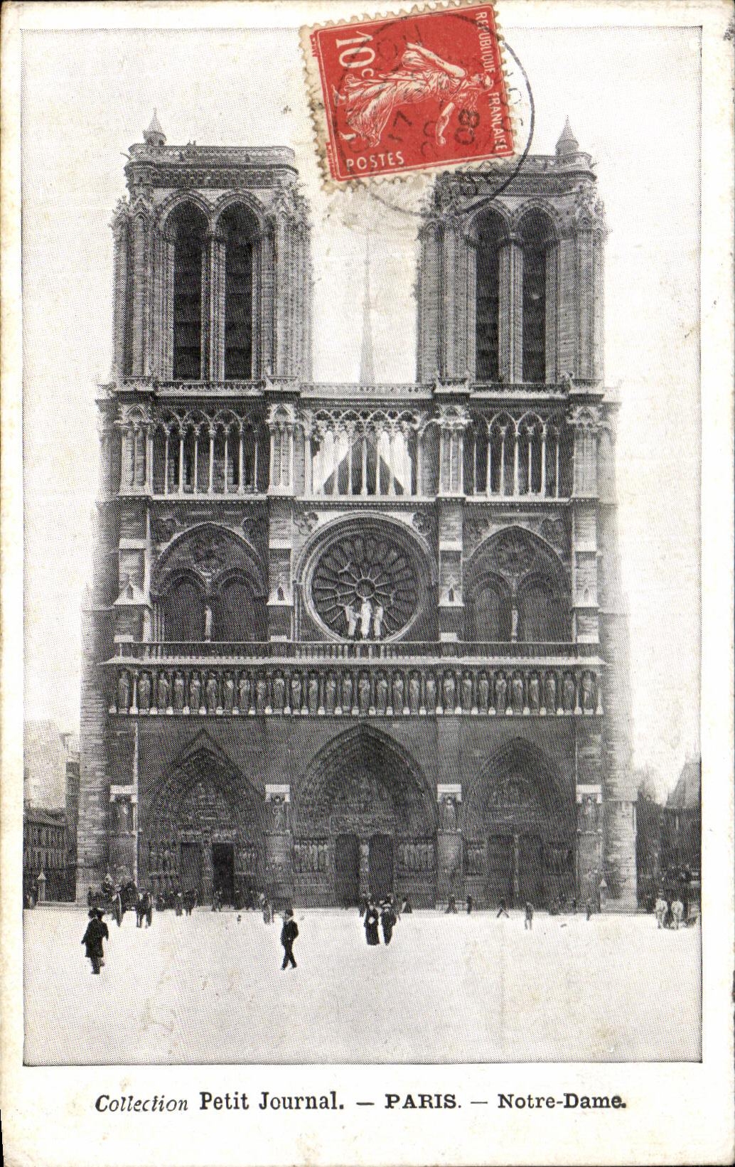 CPA Paris Small Newspaper Paris Notre Dame