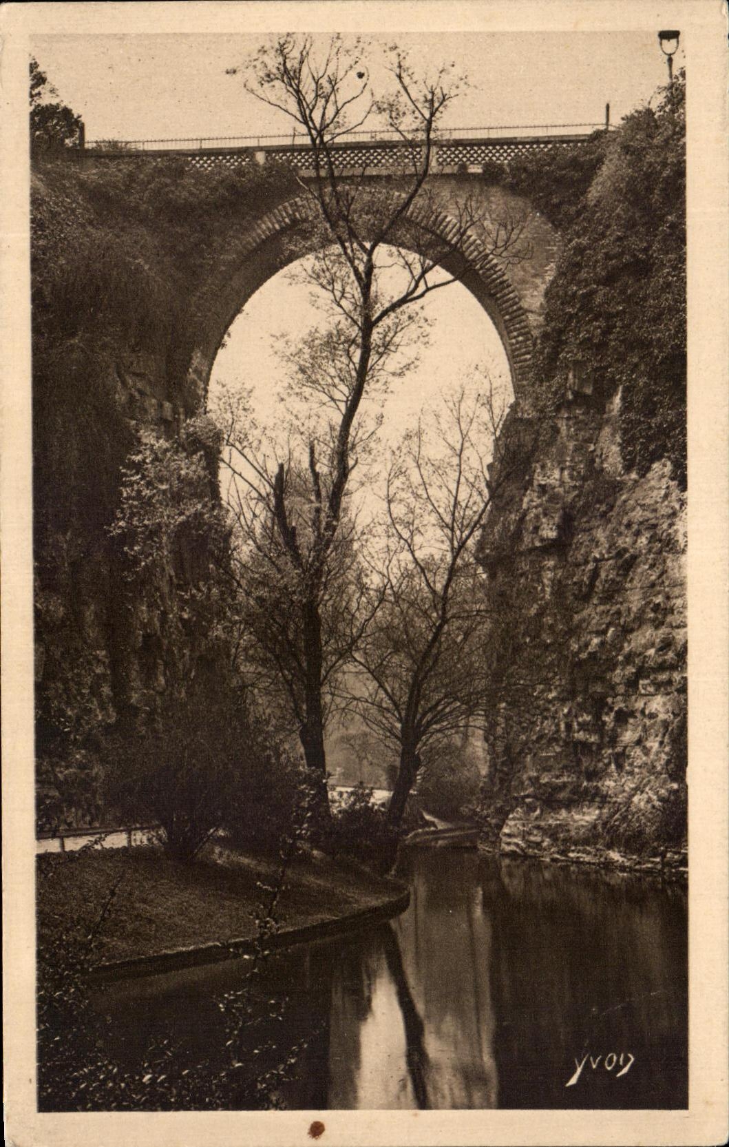 CPA Paris While Strolling Park of the Hillocks Chaumont Bridge of bricks