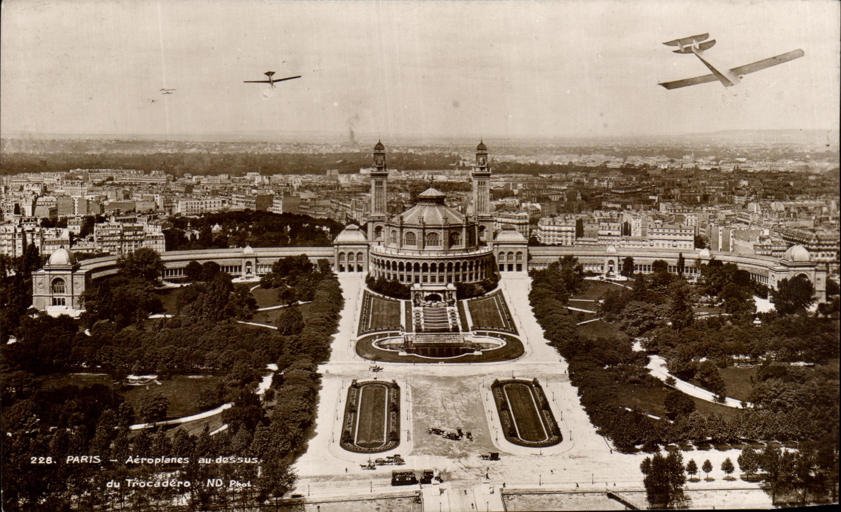 CPA Paris Airplanes with the top of Trocadero Planes