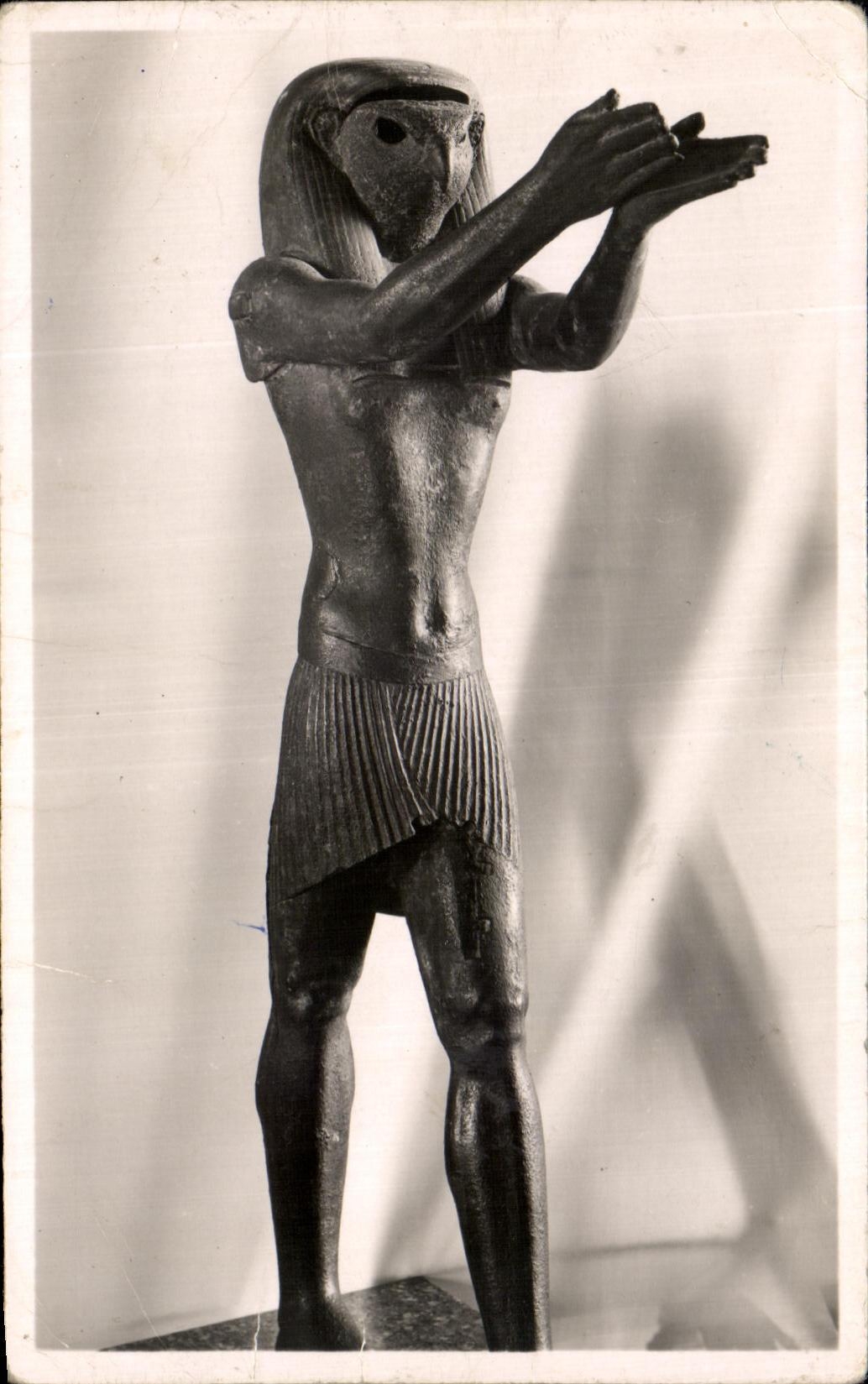 CPA Le dieu hieracocephale Horus faisant le libation Epoque Saite Bronze