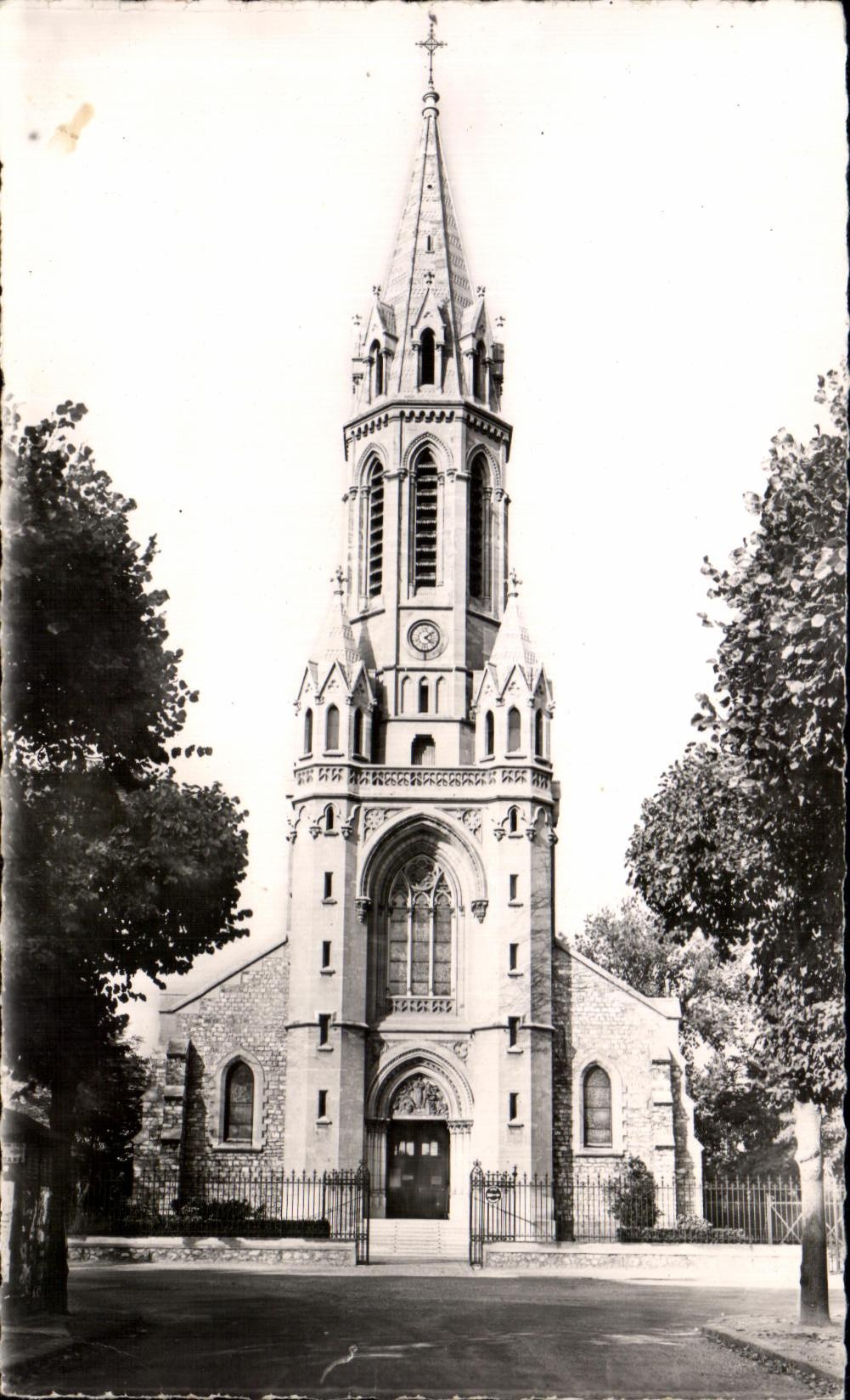 CPA Le Chesnay L'eglise Saint Antoine de Padoue