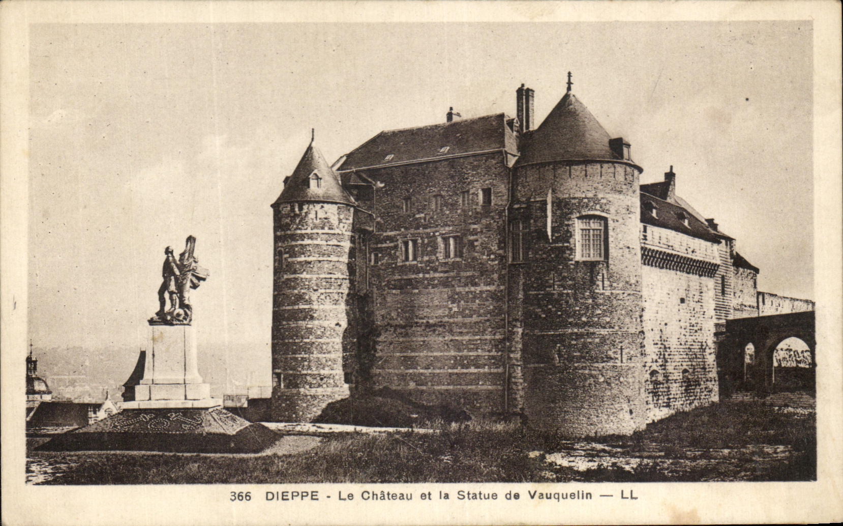 CPA Dieppe Le Chateau et la Statue de Vauquelin