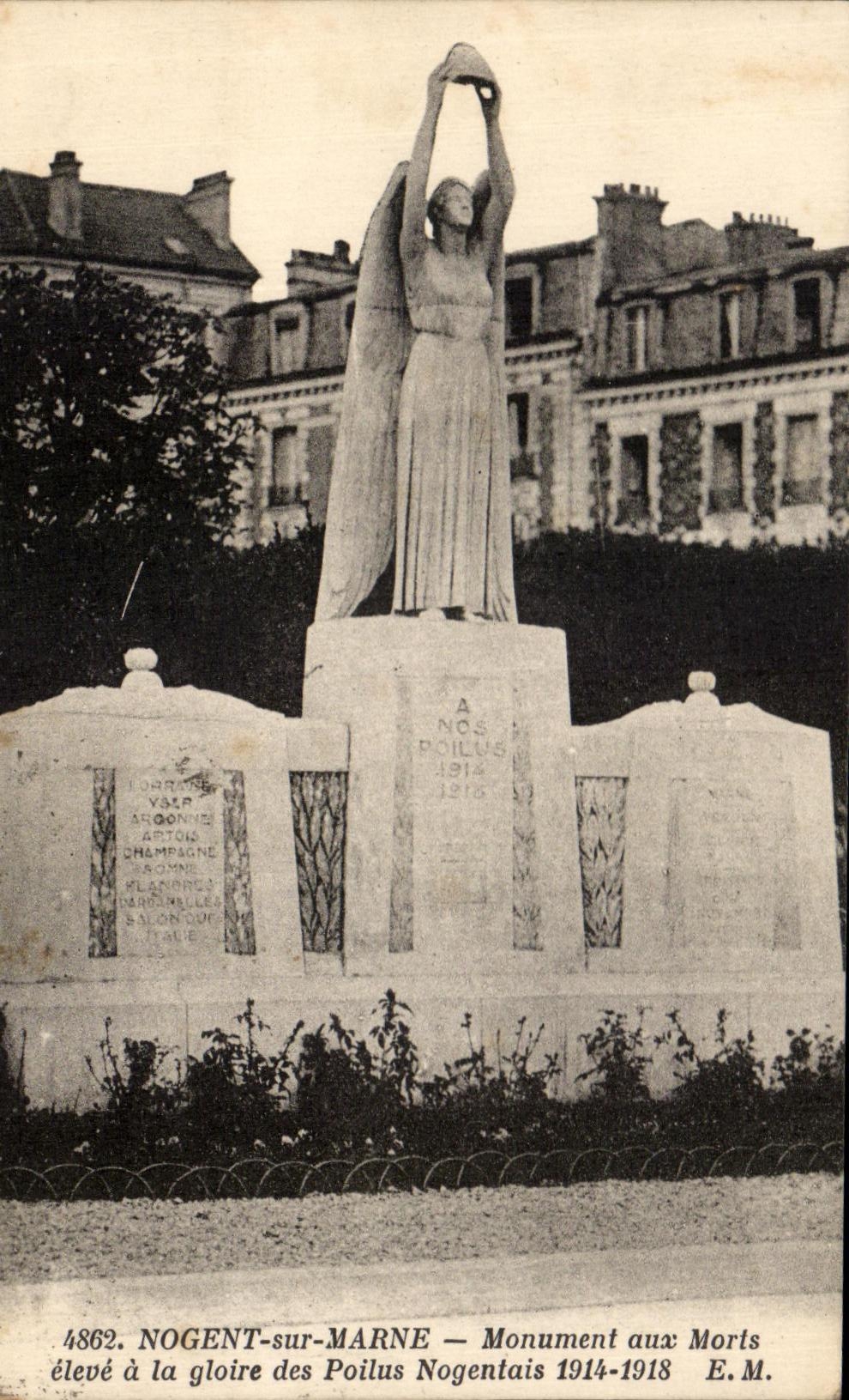 CPA Nogent on the Marne War memorial raised with the Glory of hairy Nogentais 1914 1918 Militaria