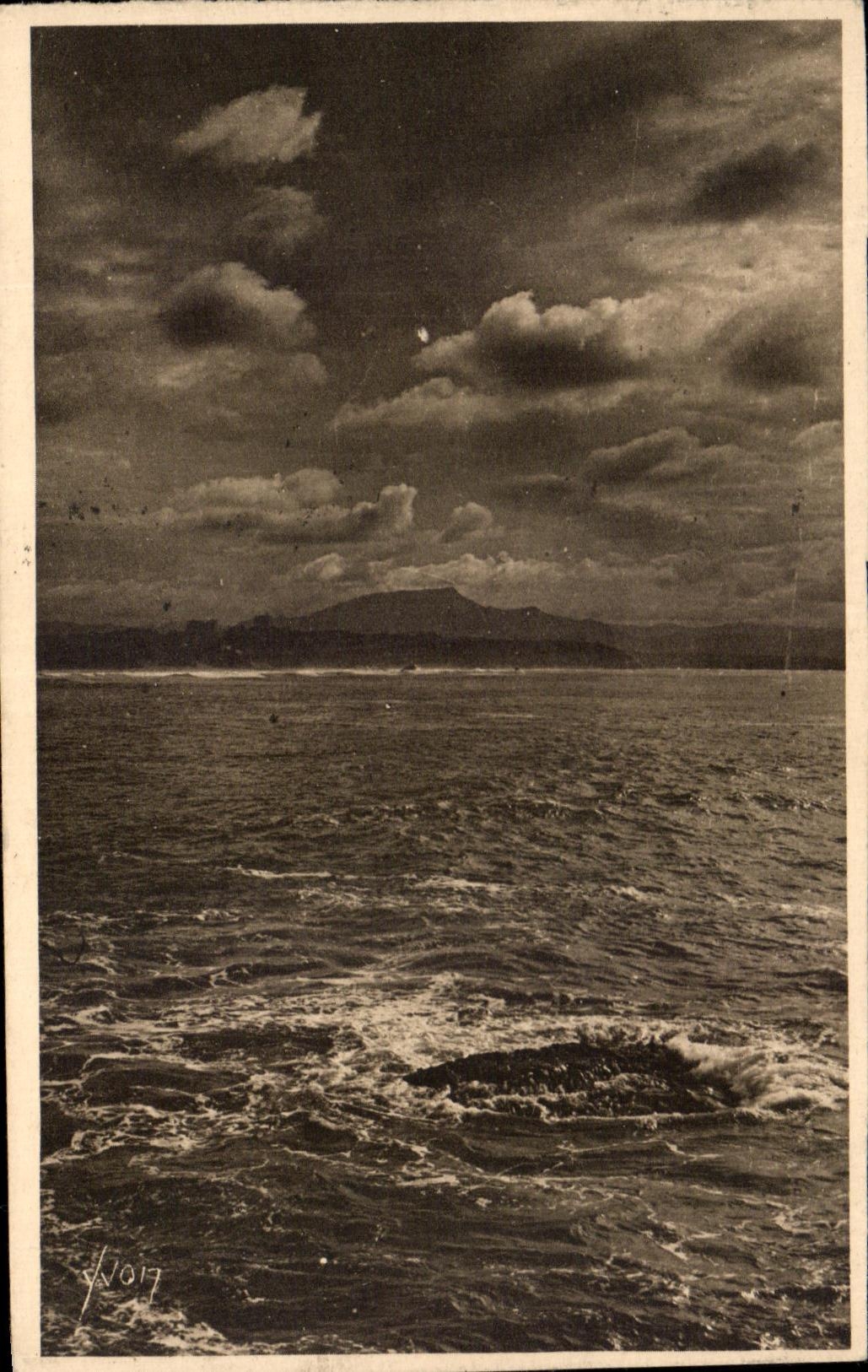 CPA Cote Basque Biarritz Menace d'orage sur la cote des Basques Dans le lointain le massif de la Rhune 