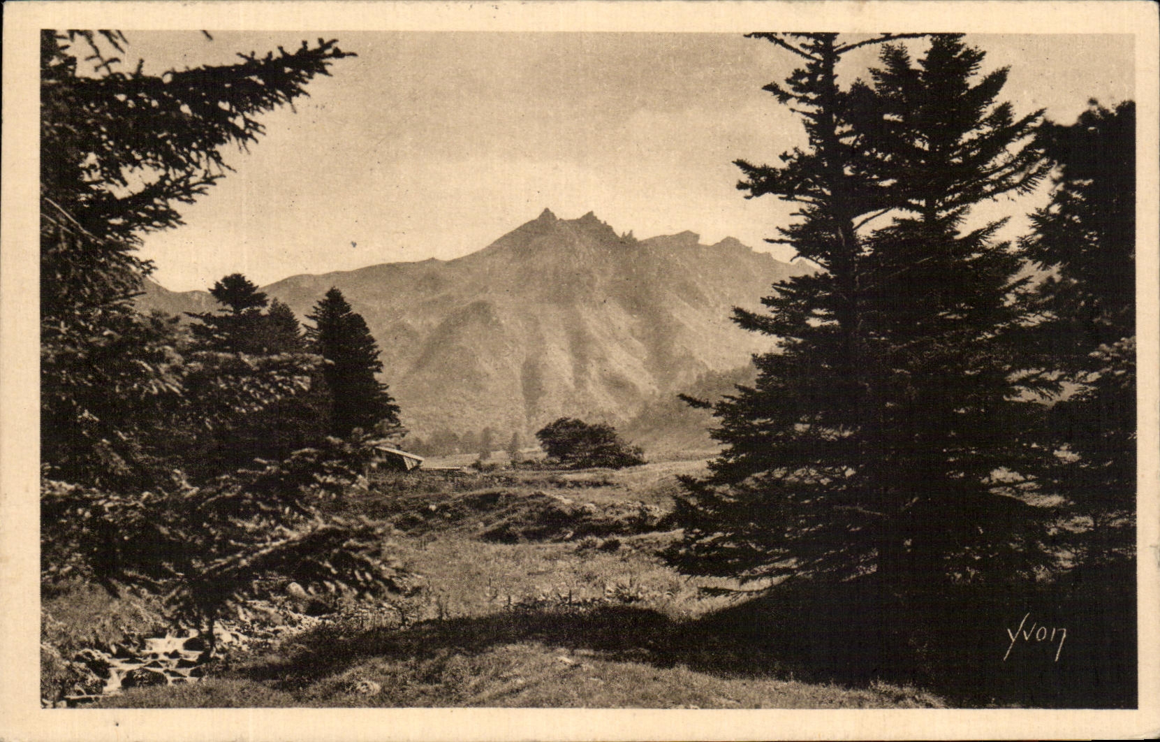 CPA Soft France Auvergne Environs Of the Mount Gilds the Valley Of Hell And the Needles Of the Devil
