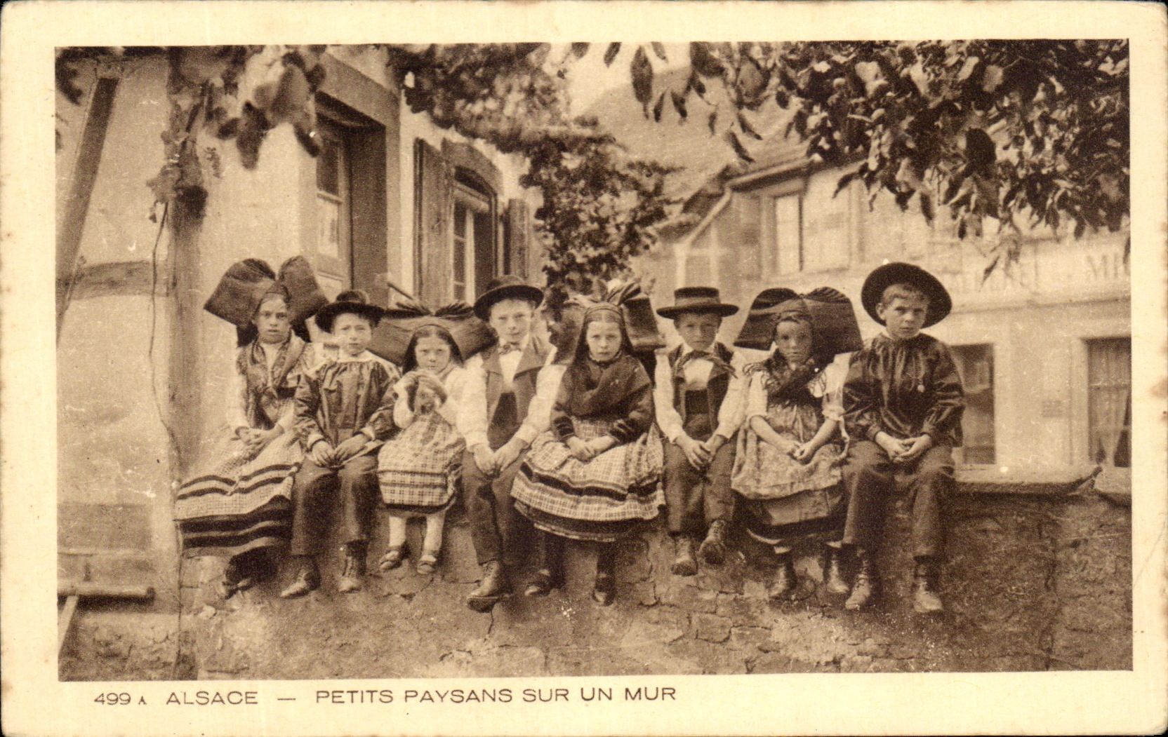 CPA Alsace Petits Paysans Sur Un Mur Folklore Costume