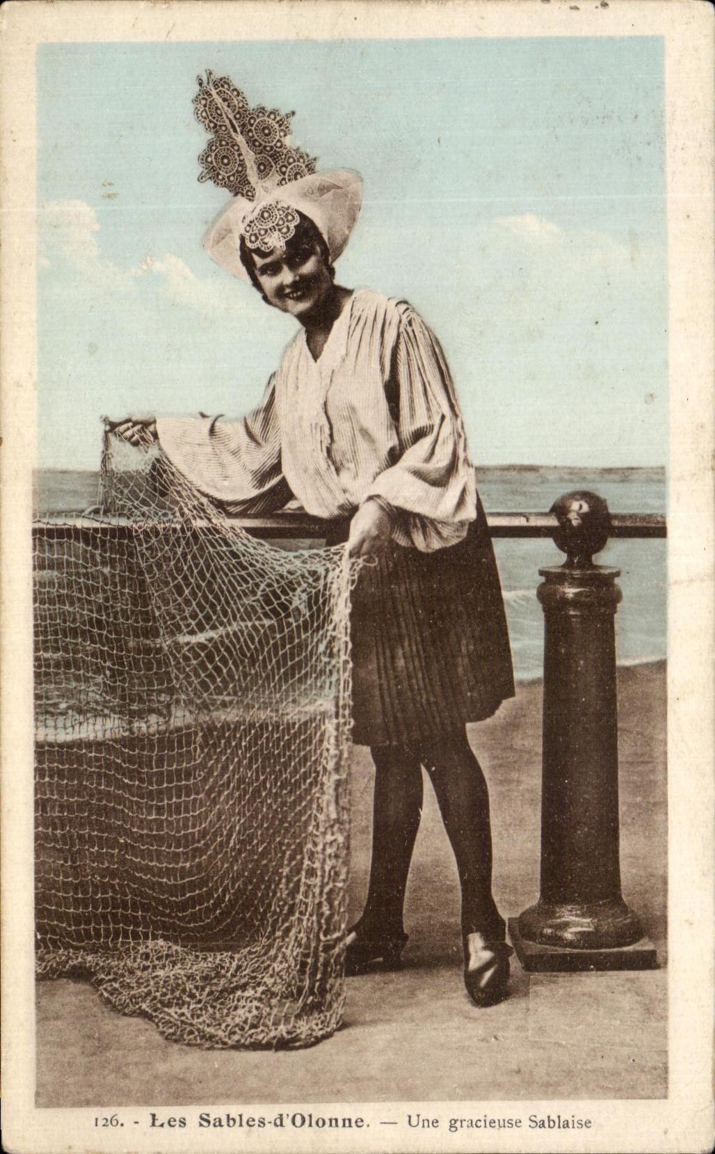 CPA Sables d'Olonne gracious Sablaise Foklore Costume