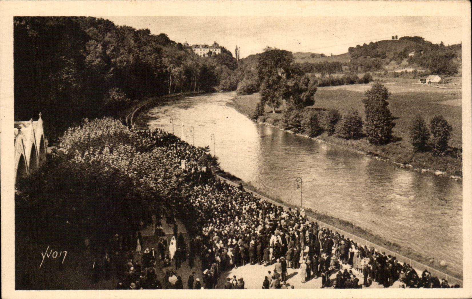 CPA Soft France Lourdes the Crowd of the Pilgrims in front of the Cave Gave of Pau