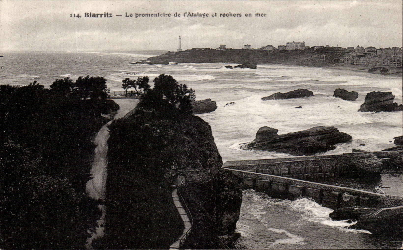 CPA Biarritz Le Promontoire de l'Atalaye et rochers en mer