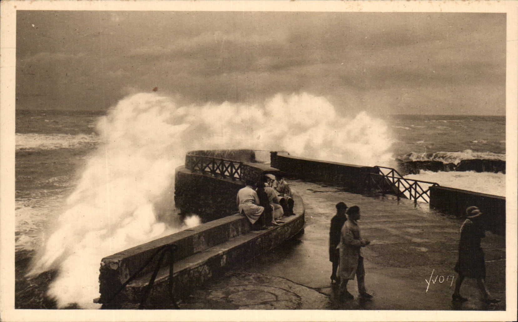 CPA La Douce France cote Basque Biarritz La Pointe du Rocher de la Vierge un Jour de grosse mer