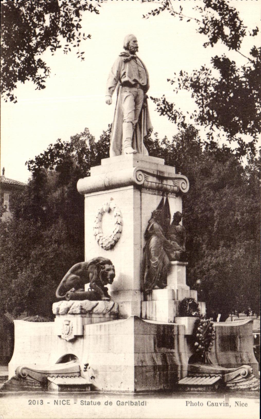 Estatua de CPA Niza del leon de Garibaldi