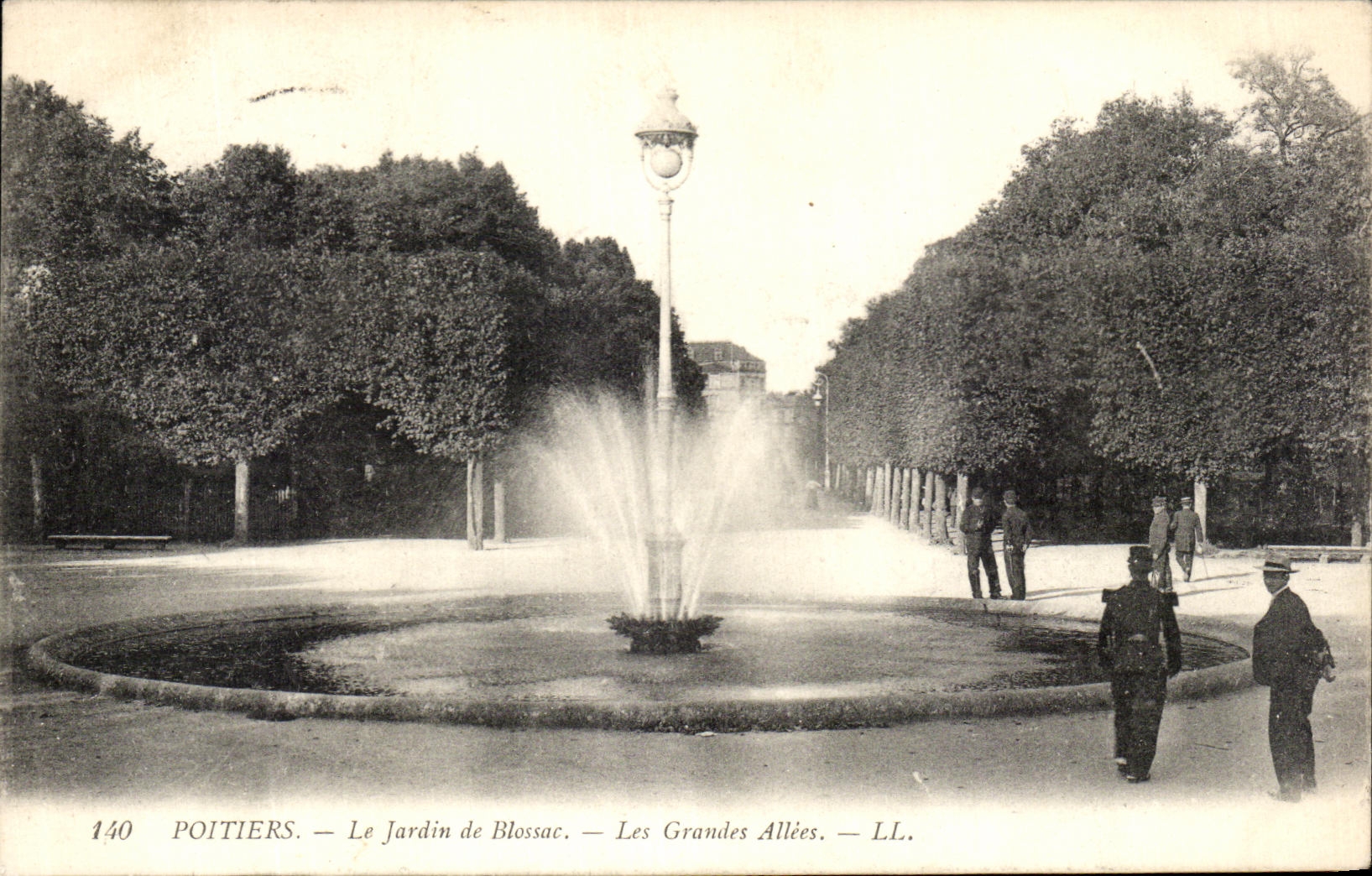 CPA Poitiers Le Jardin de Blossac Les Grandes Allees