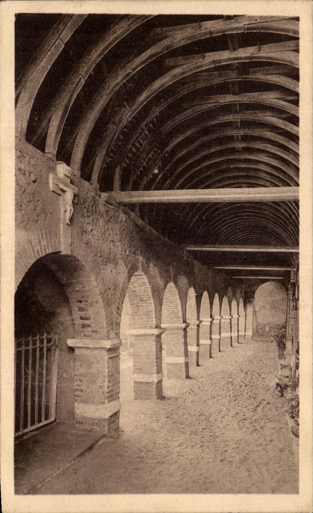 CPA Montfort Interior Amaury of the Cloister Arcades