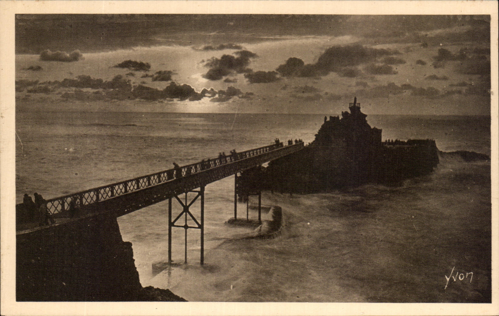 CPA Cote Basque Biarritz Les Rochers de la Vierge au Crepuscule