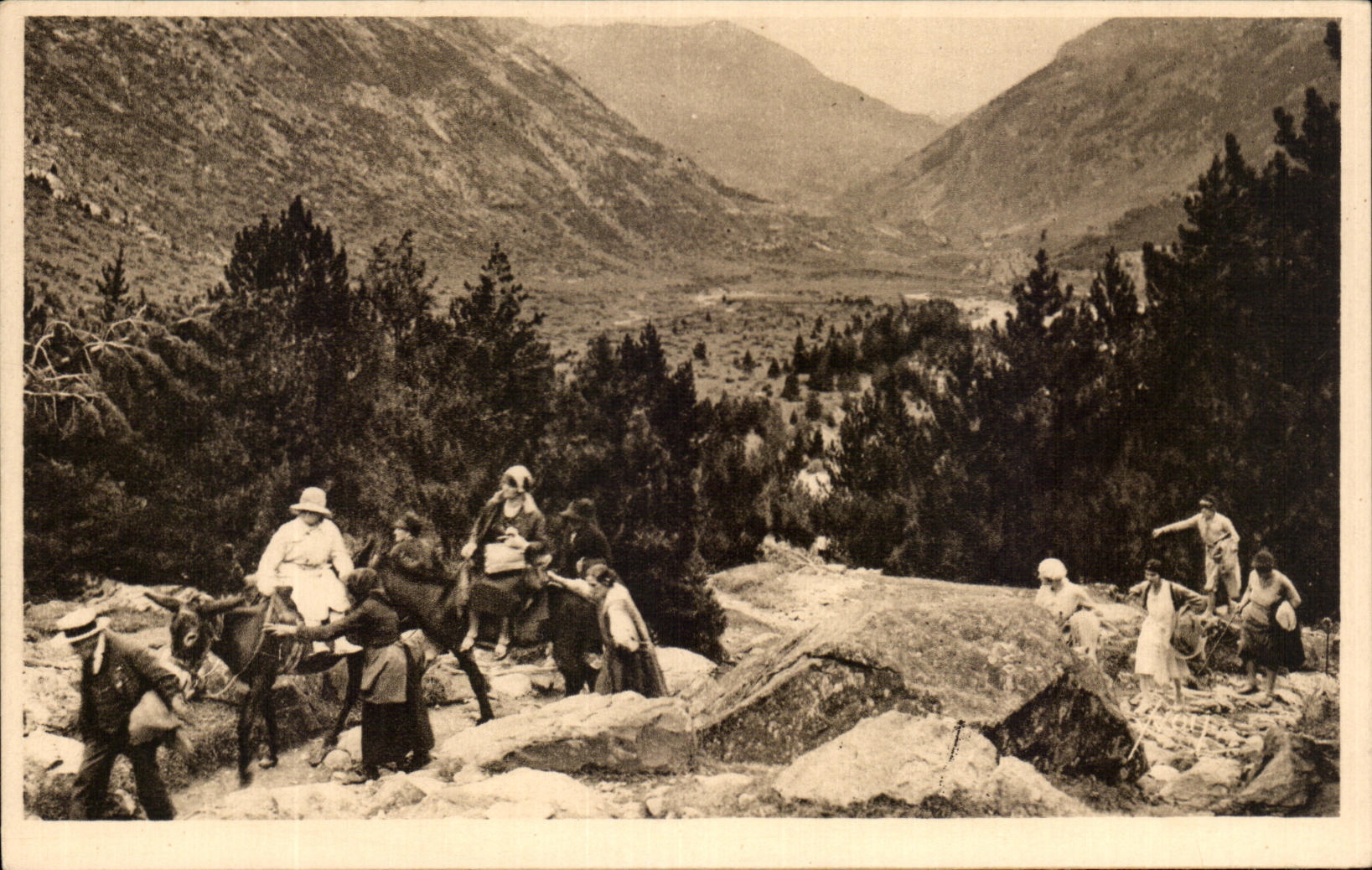 CPA Cirque De Gavarnie Mule track conduisan with the Circus