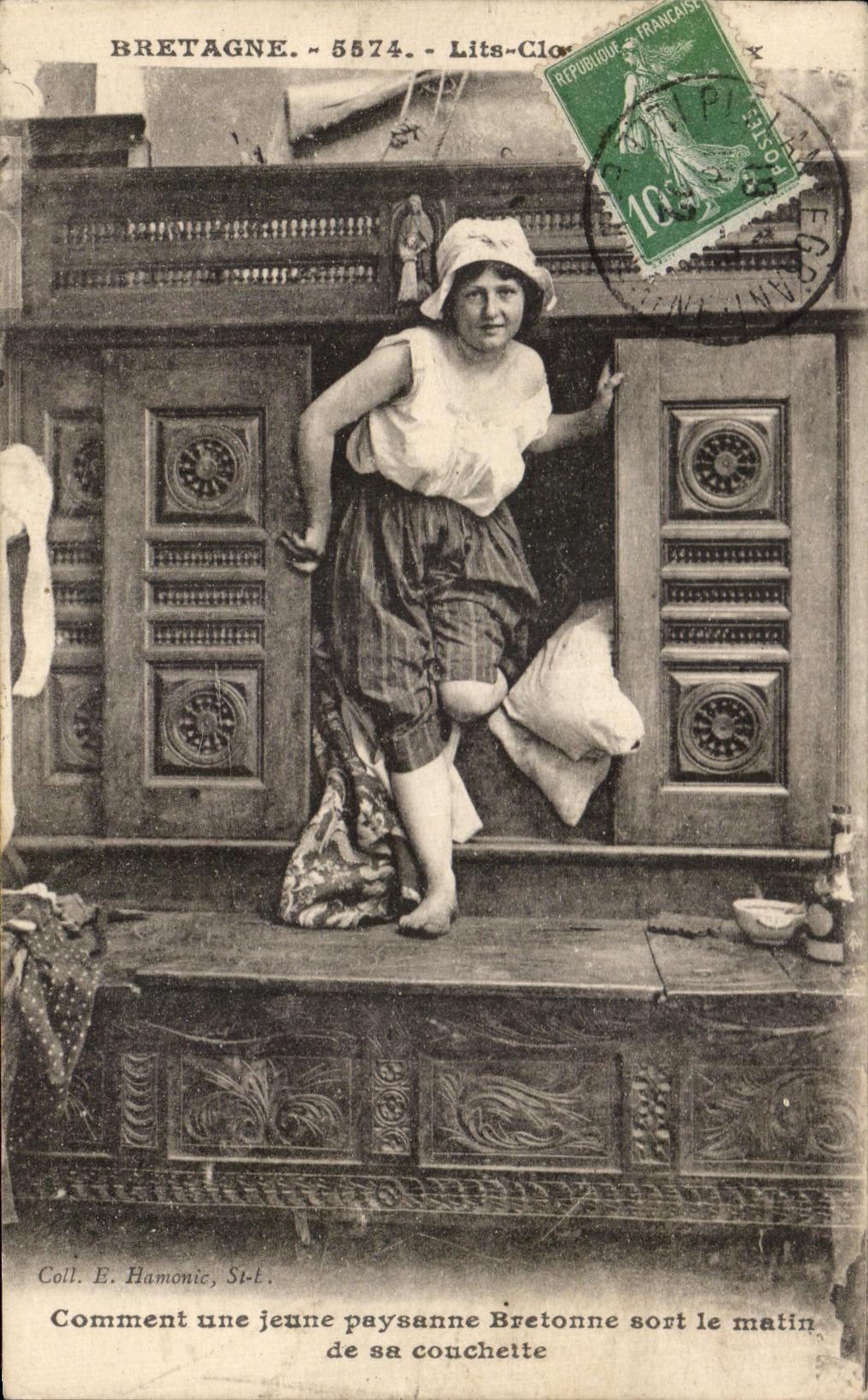 CPA Bretagne Lits clos Folklore Costume