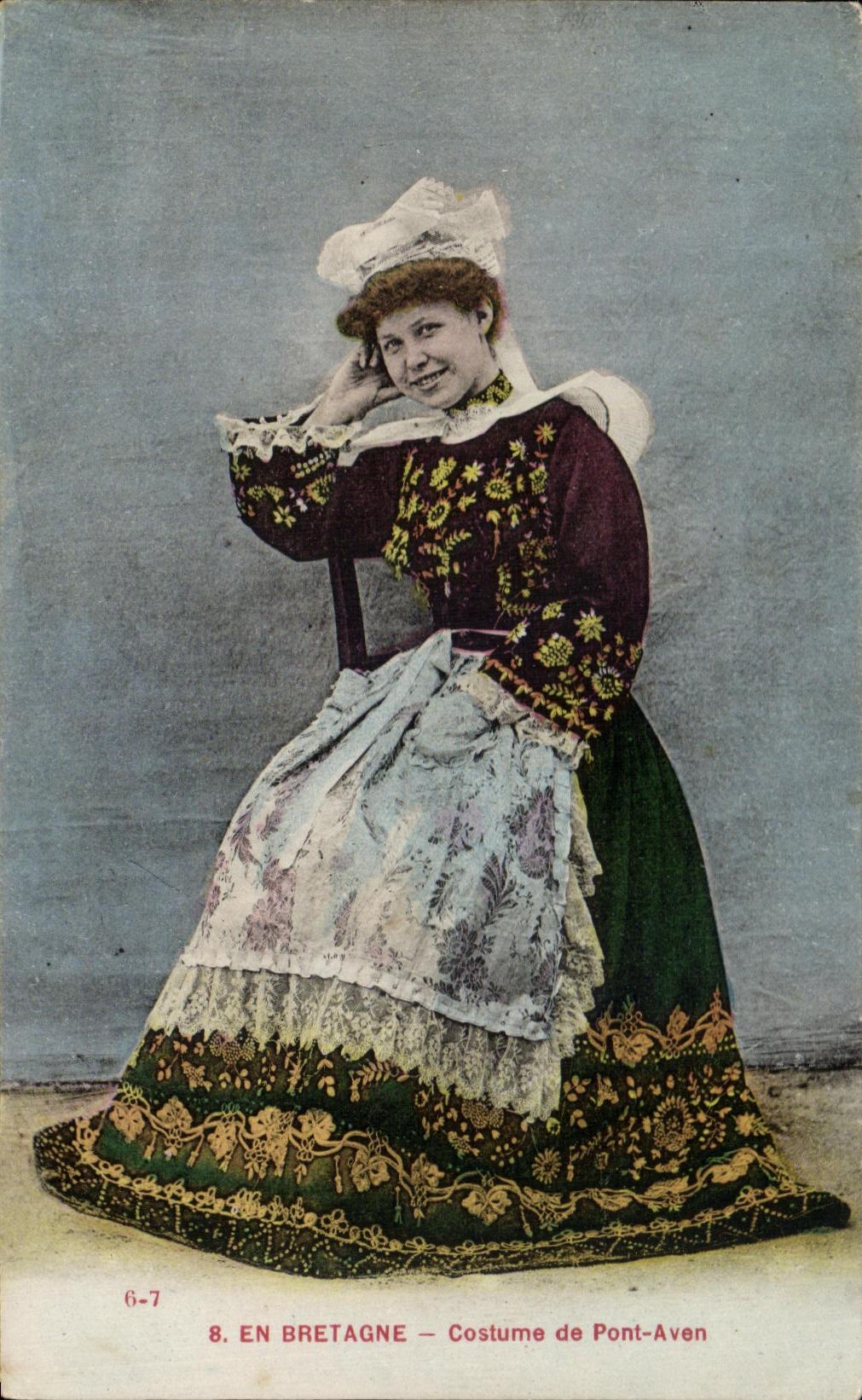 CPA En Bretagne Costume de Pont Aven Folklore
