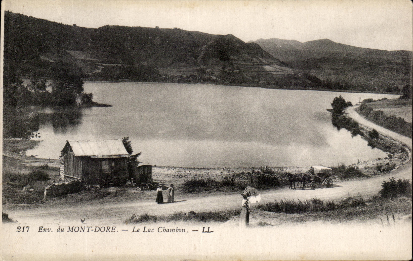 CPA Env Of the Mount Gilds the Lake Chambon