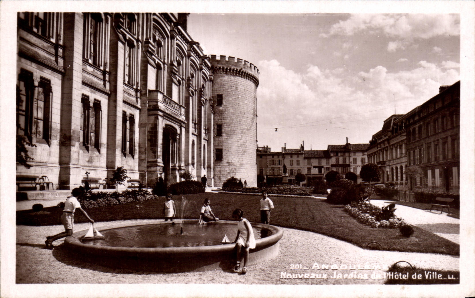 CPA Angouleme Nouveaux Jardins De l'Hotel De Ville