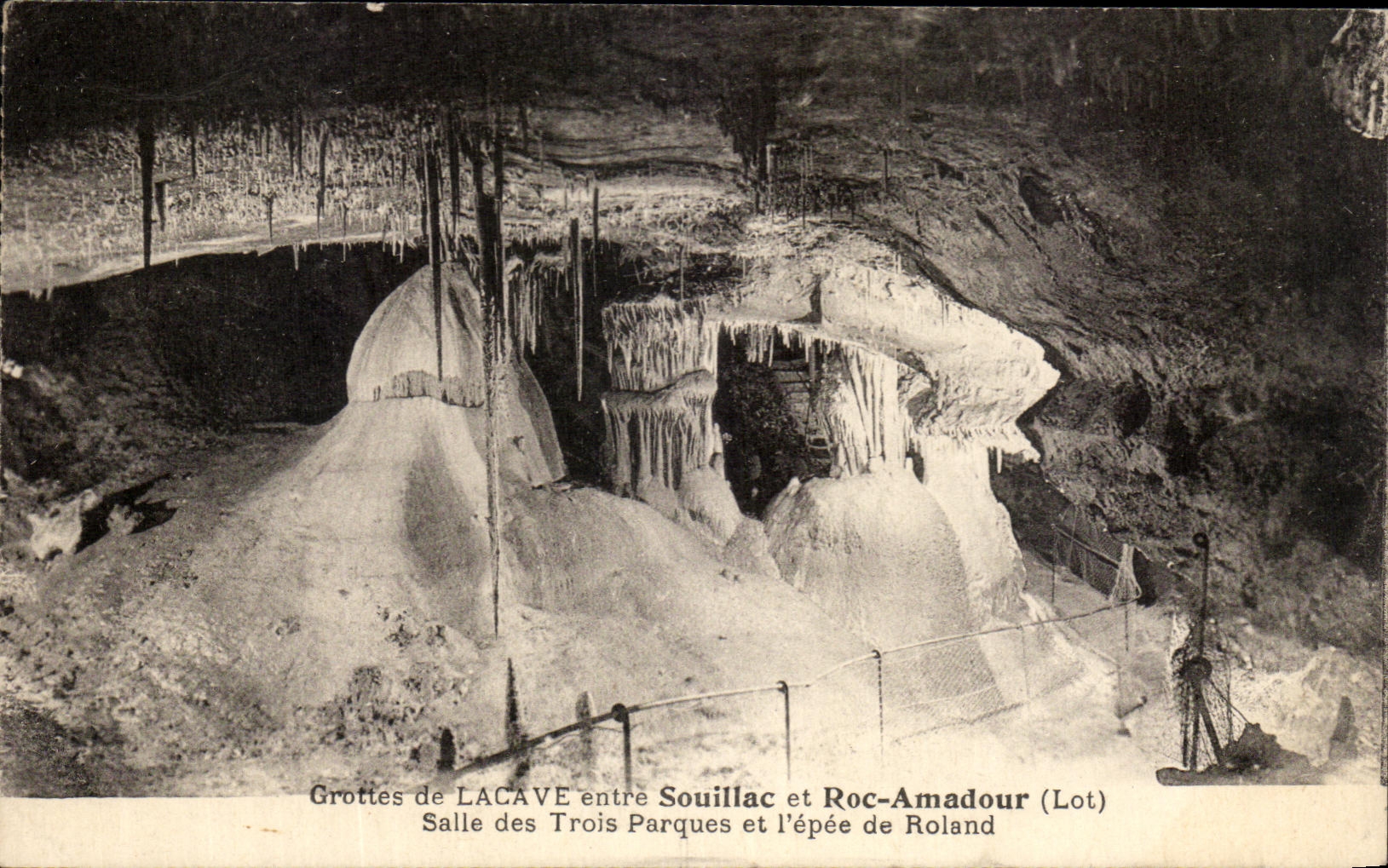 CPA Grottes De Lacave Entre Souillac et Roc Amadour Salle des trois Parques et l'epee de Roland