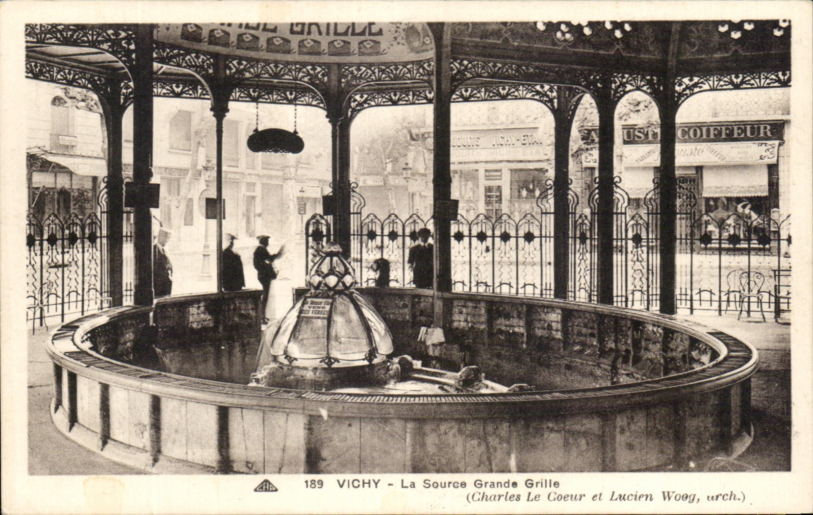 CPA Vichy La source Grande Grille Coiffeur