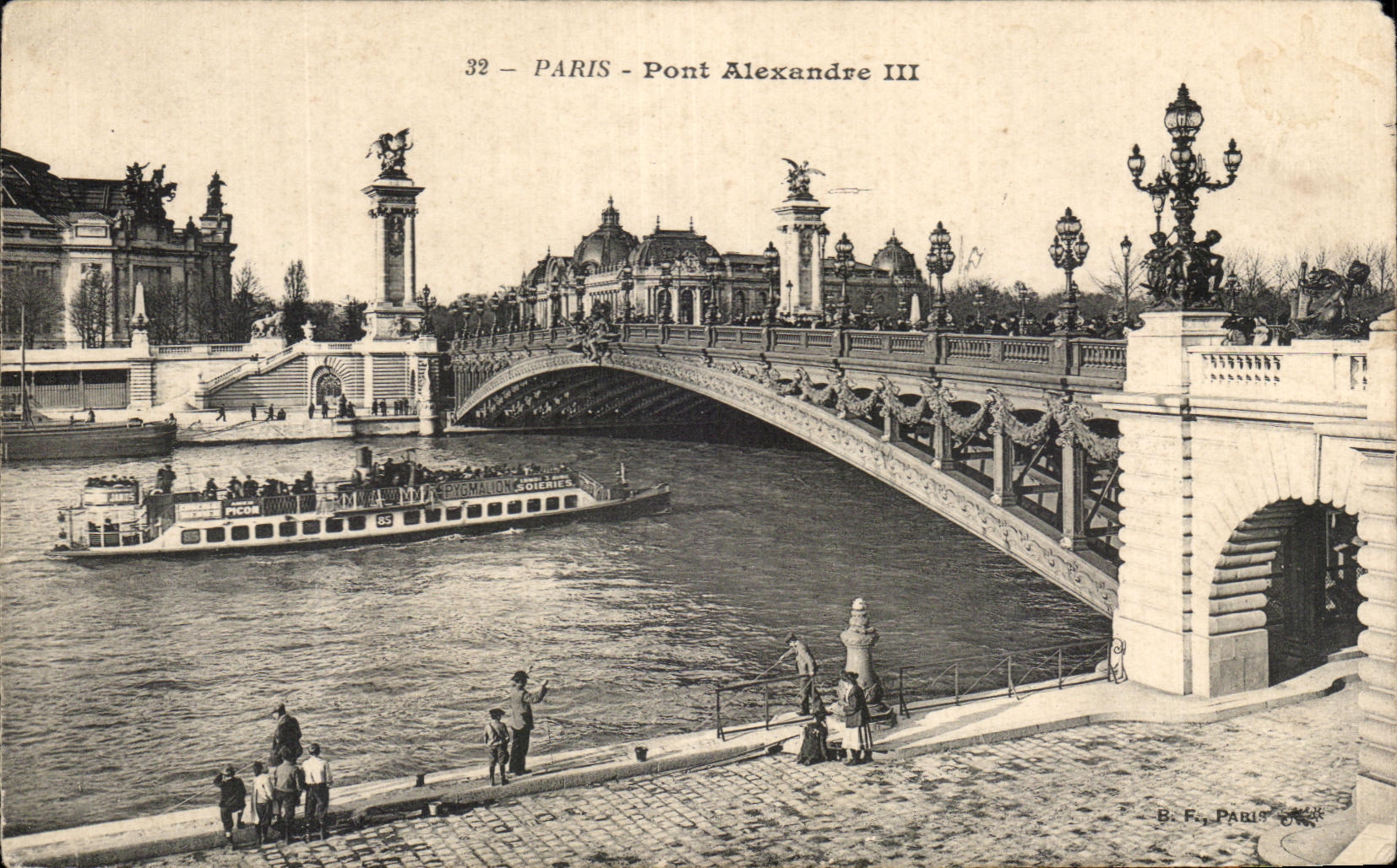 CPA Paris Pont Alexandre III peniche Pecheur