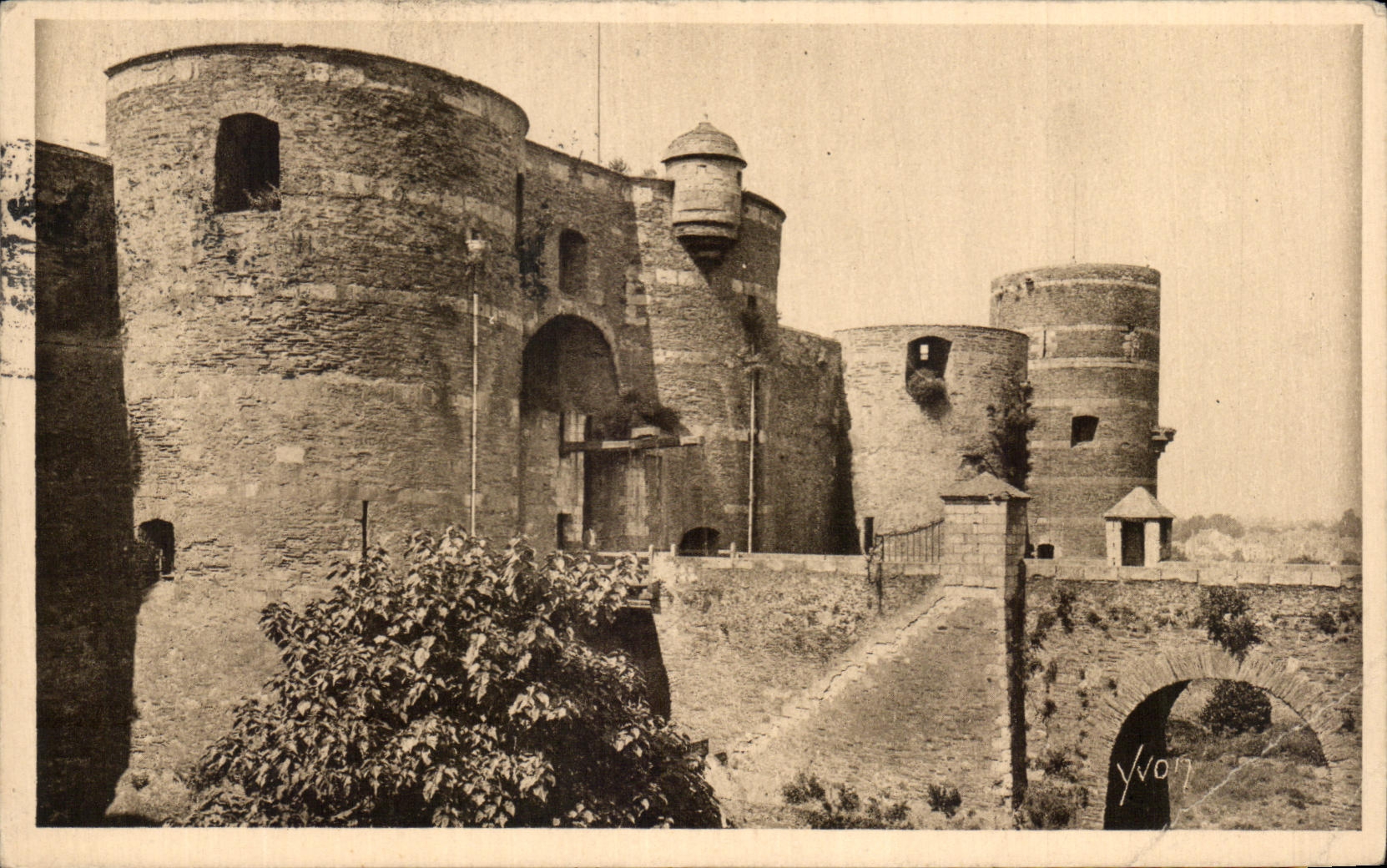 CPA Soft Angers France Entrance Of the Castle