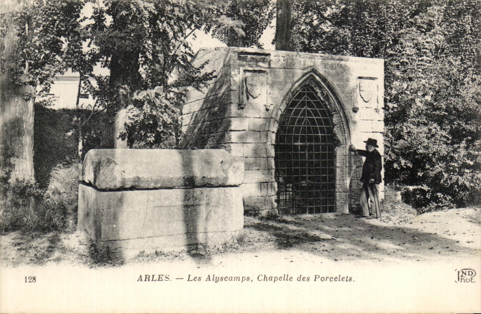 CPA Arles Alyscamps Vault of Piglets