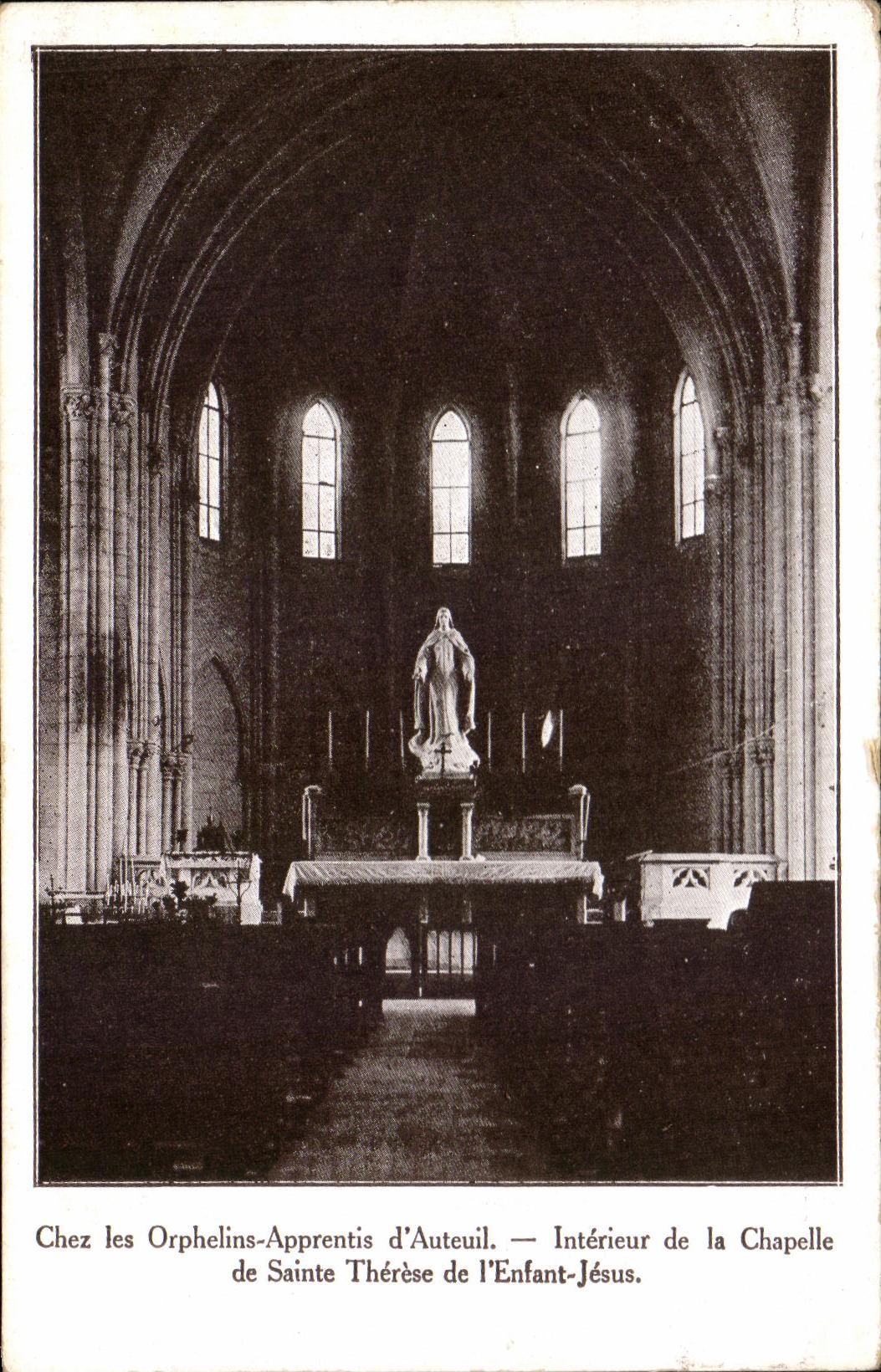 CPA Among Orphans Apprentices of Interior Auteuil of the Vault of Sainte Therese of the Jesus Child