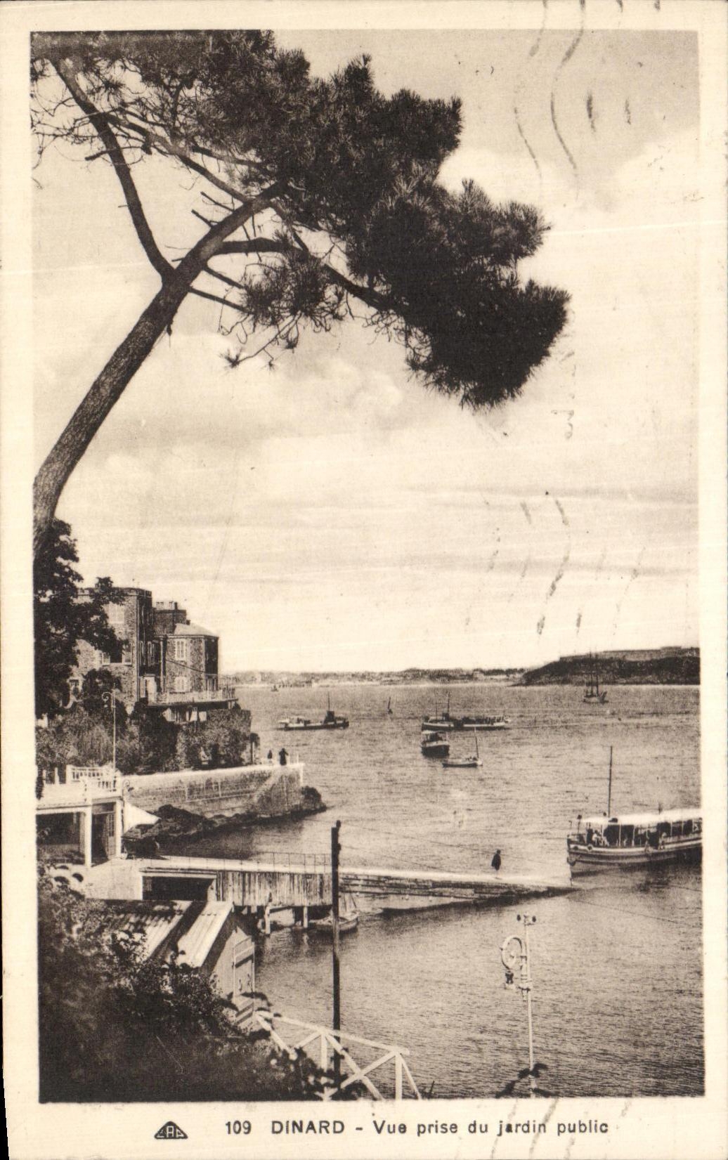 CPA Dinard Vue Prise Du Jardin Public