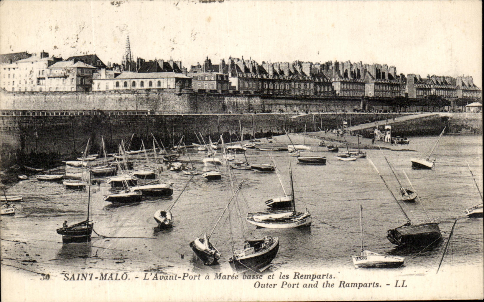 Santo Malo de CPA antes de que el puerto tenga marea baja y los barcos de las paredes