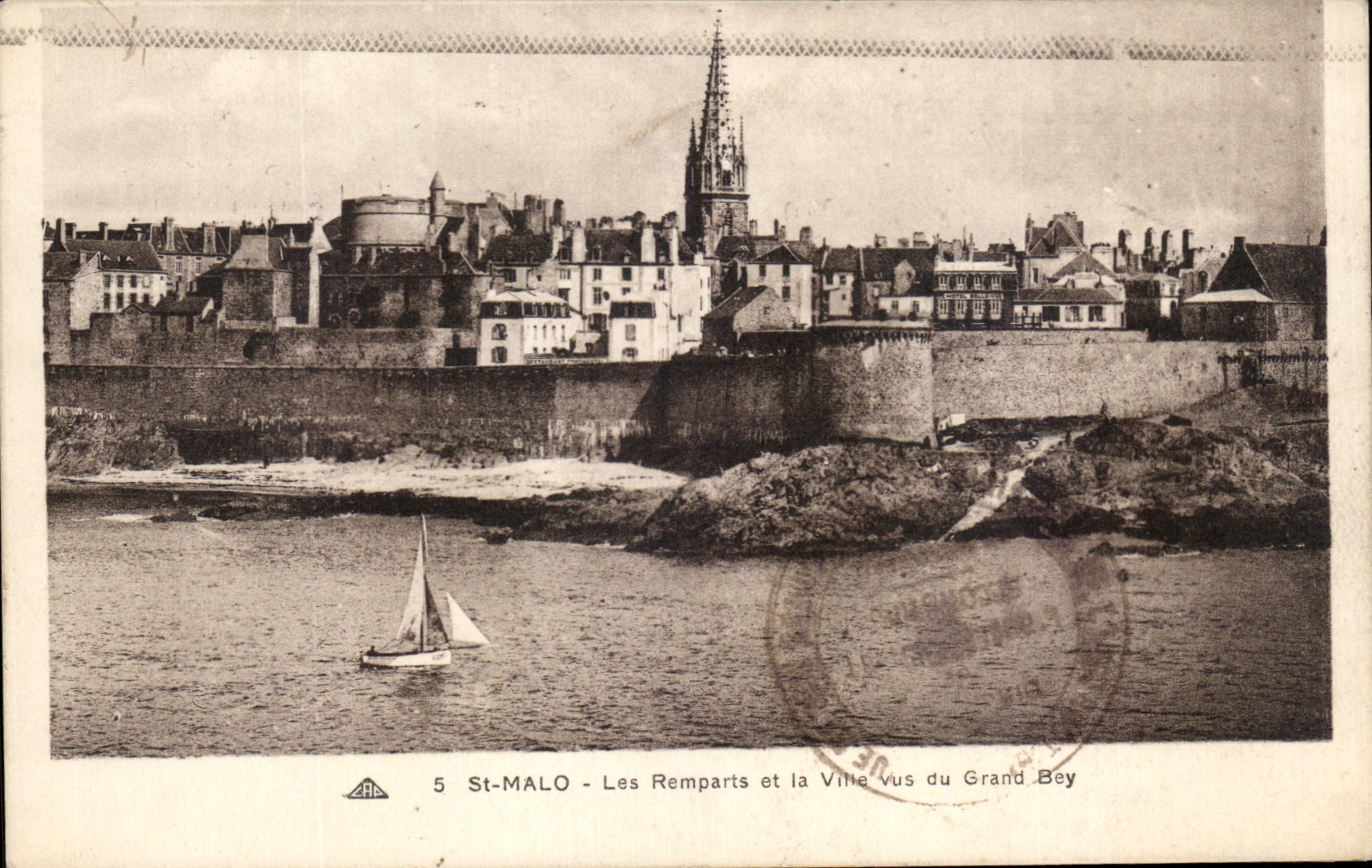 CPA St Malo Les Remparts et la Ville vus du Grand Bey