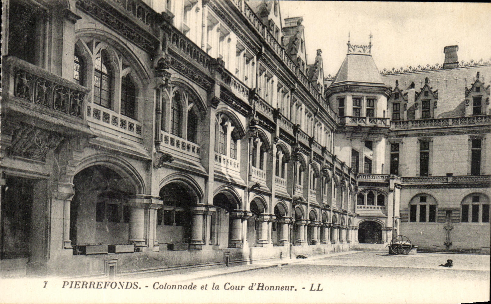CPA Pierrefonds Colonnade et La Cour d Honneur 