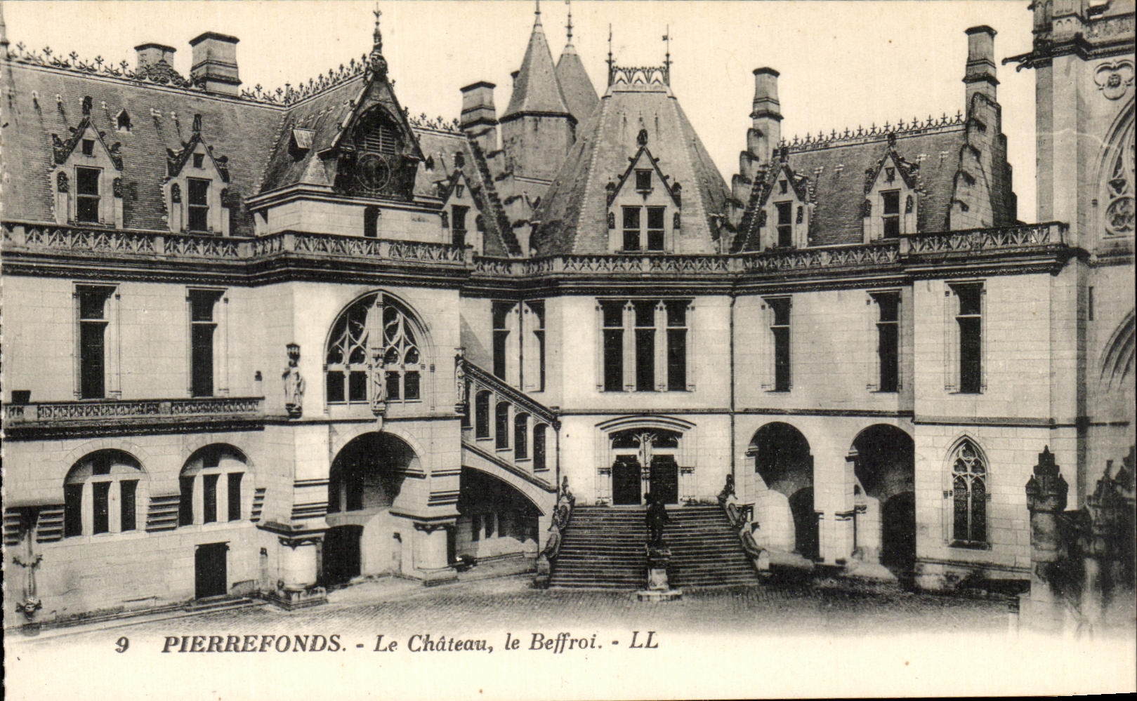 CPA Pierrefonds Le Chateau Le Beffroi