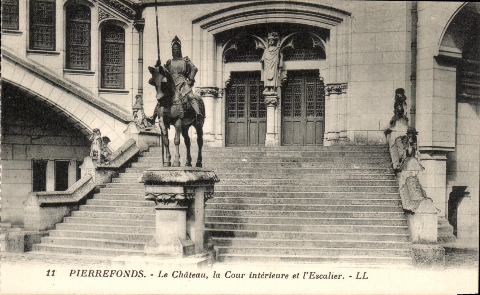 CPA Pierrefonds Le Chateau La Cour Interieure et l Escalier 