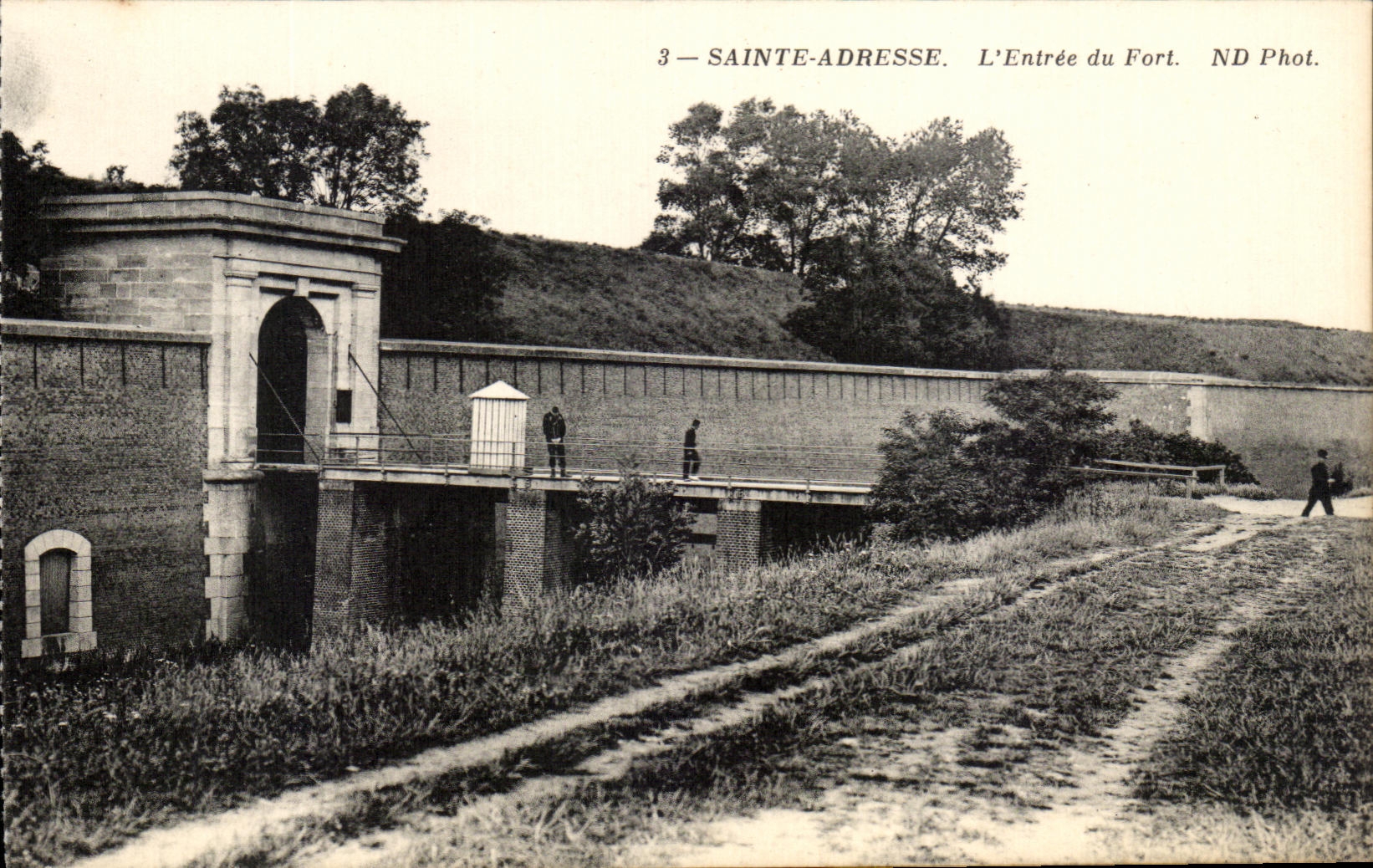 VINTAGE POSTCARD Sainte Address L Entered of Strong Militaria