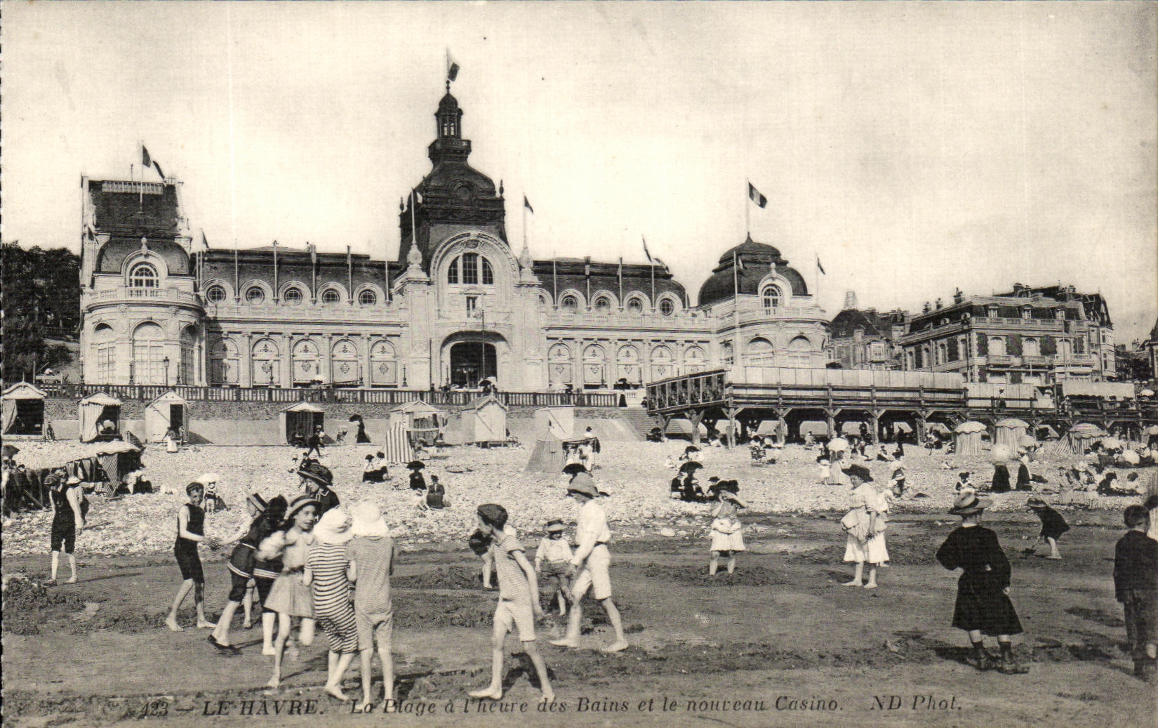 CPA Le Havre La Plage a l Heure des Bains et le Nouveau Casino Enfants