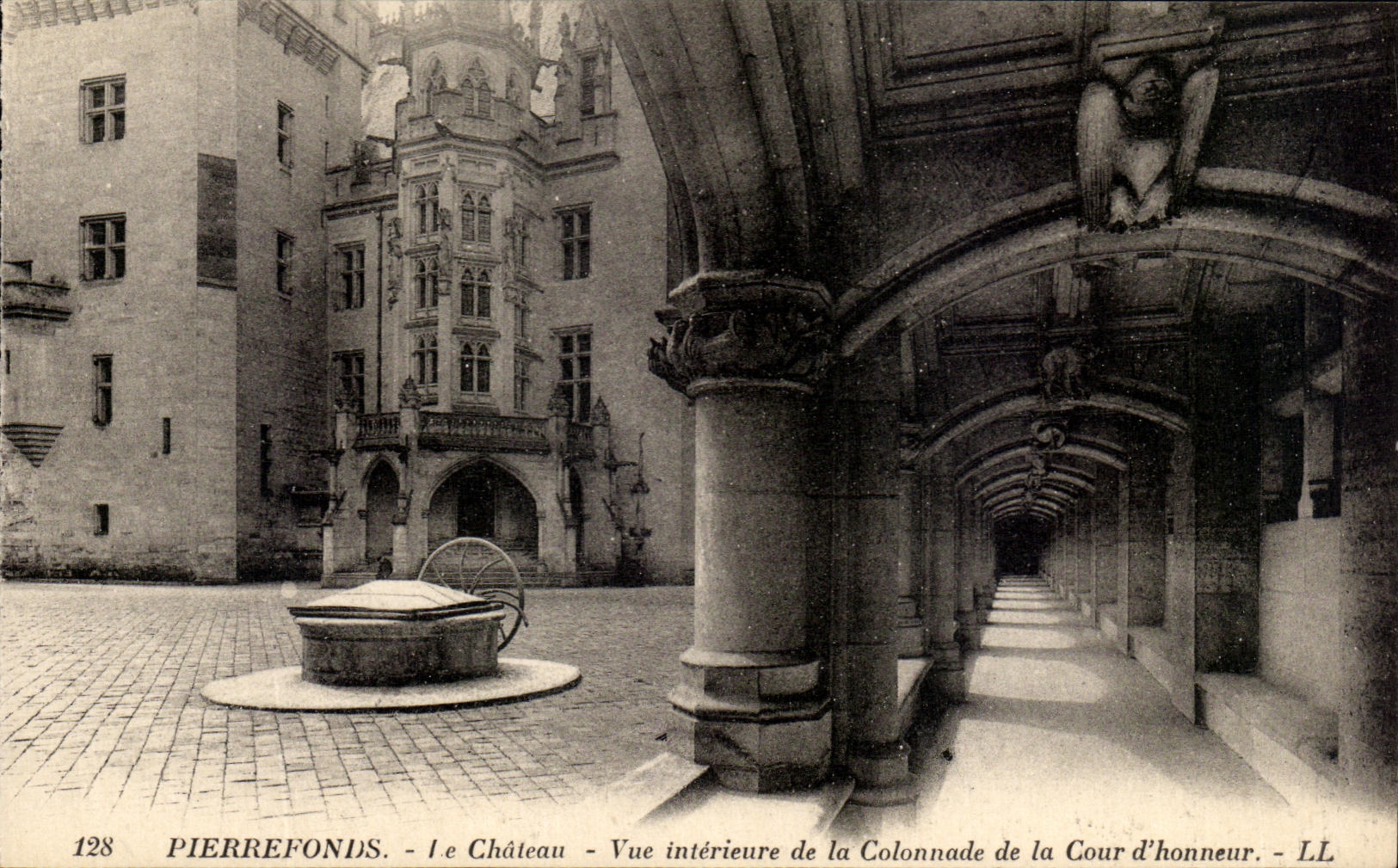 CPA Pierrefonds Le Chateau Vue interieur de la Colonnade de la Cour d honneur