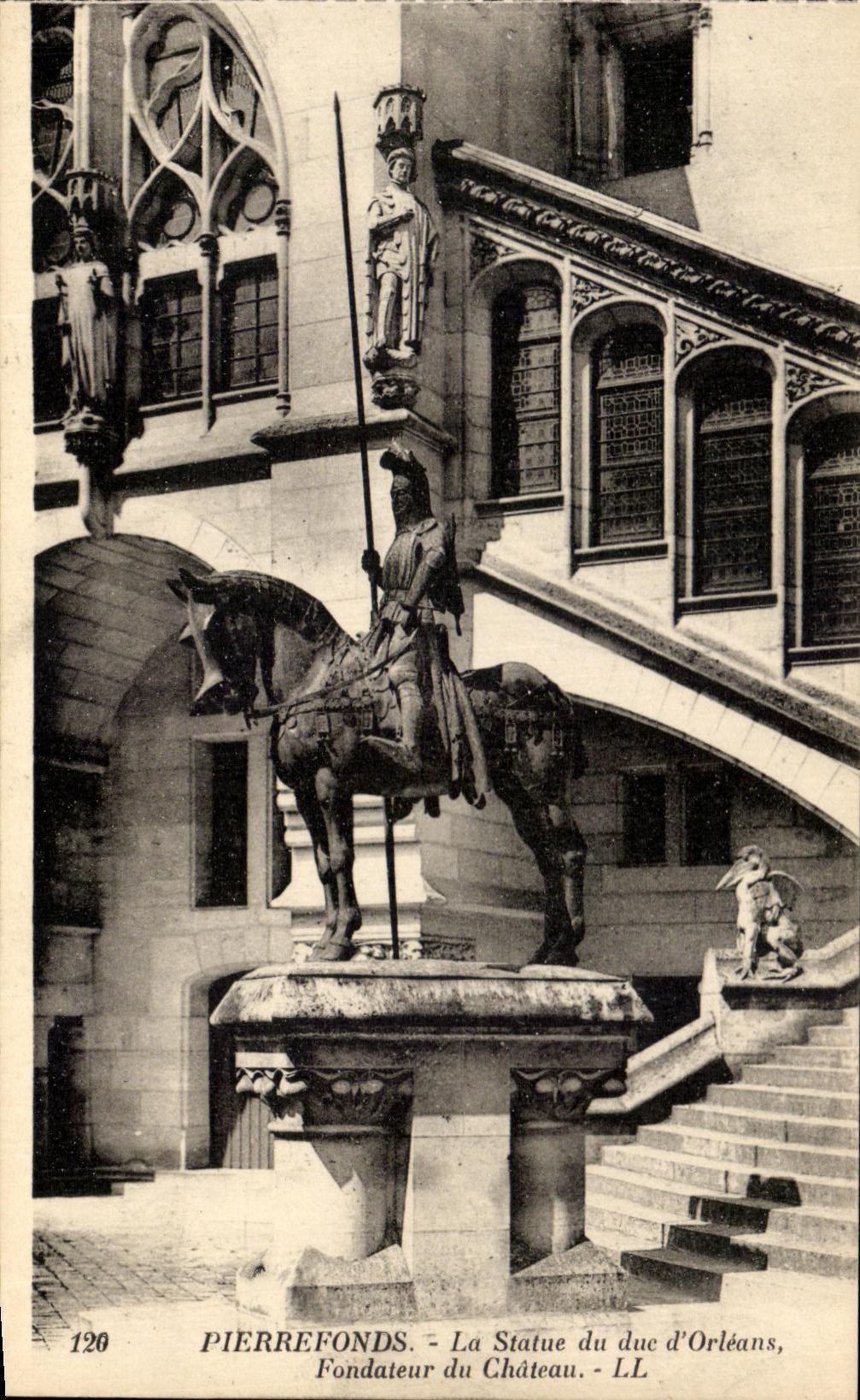 CPA Pierrefonds Le Statue du duc d Orleans Fondateur du Chateau
