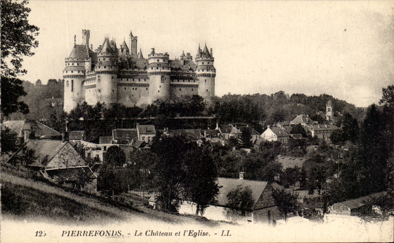 CPA Pierrefonds Le Chateau et l Eglise