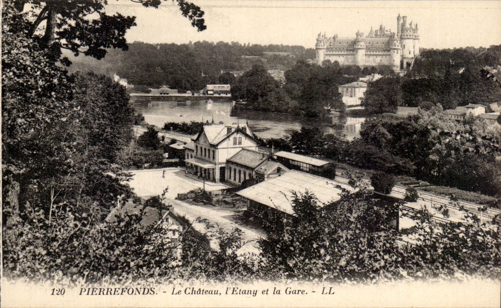 CPA Pierrefonds Le Chateau L Etang et la Gare Train