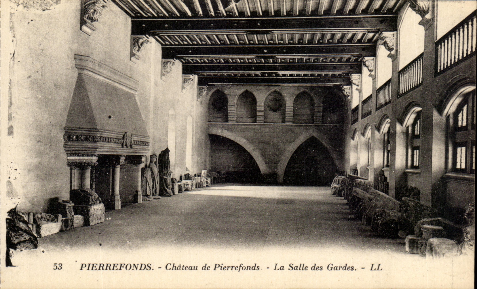 CPA Pierrefond Chateau de Pierrefonds la Salle des Gardes