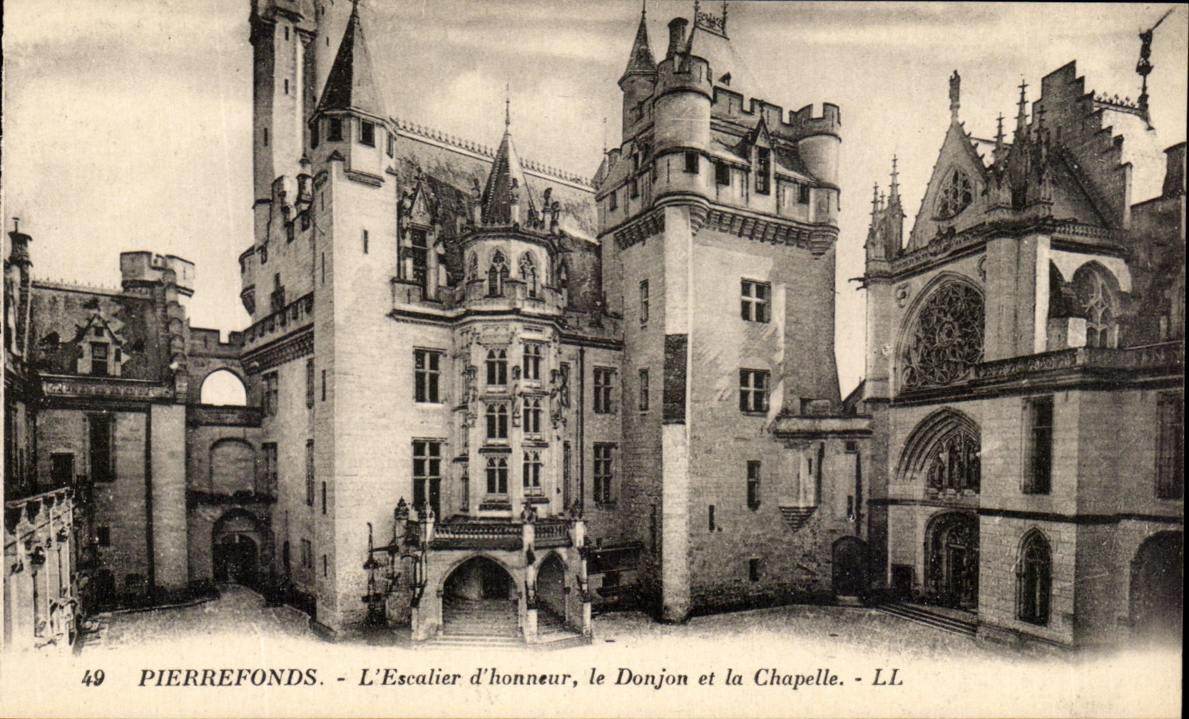 CPA Pierrefond L Escalier d honneur le Donjon et le Chapelle