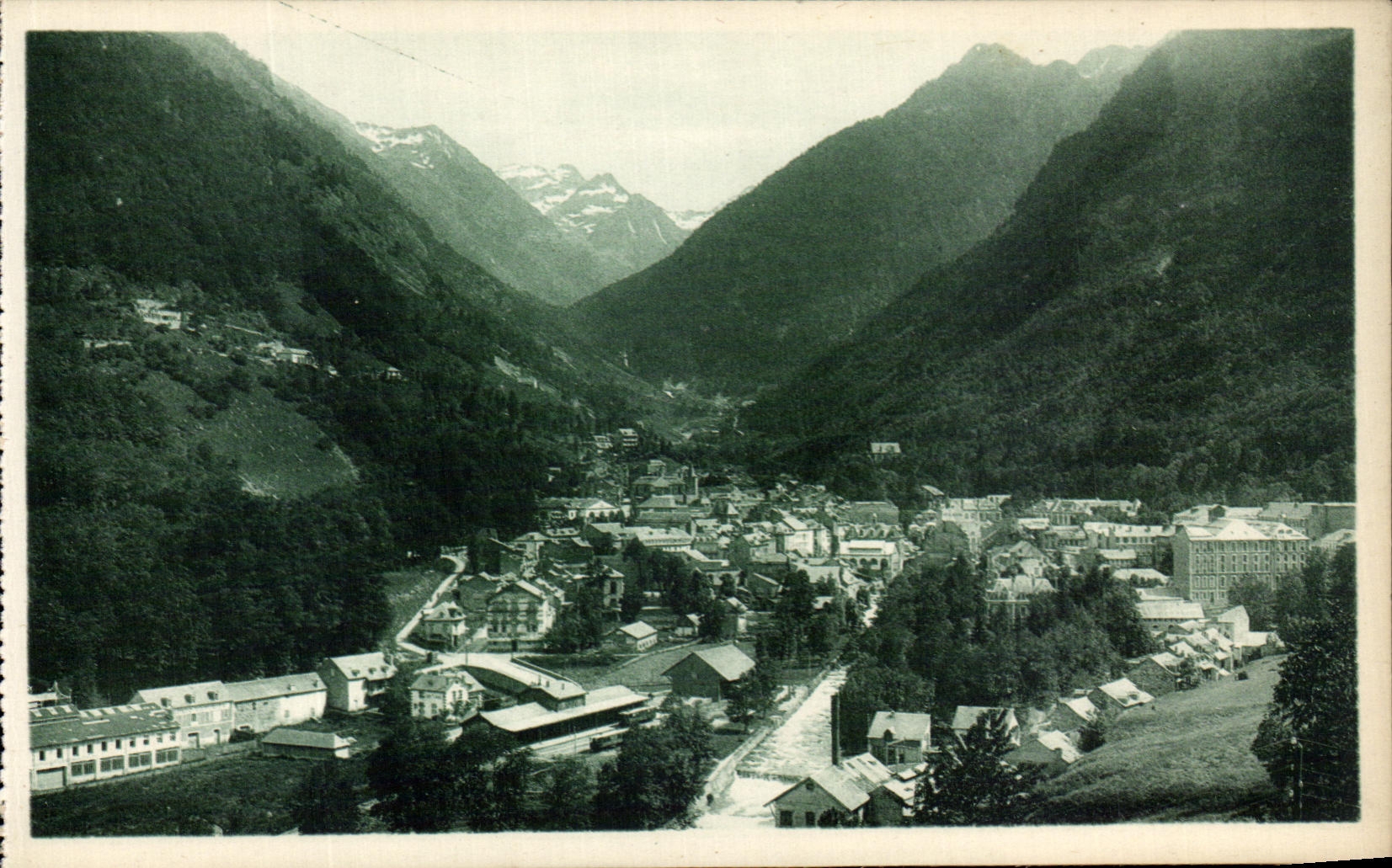 CPA Les Beaux Paysages de France Les Pyrenees Cauterets Vue Generale prise du Mamelon Vert