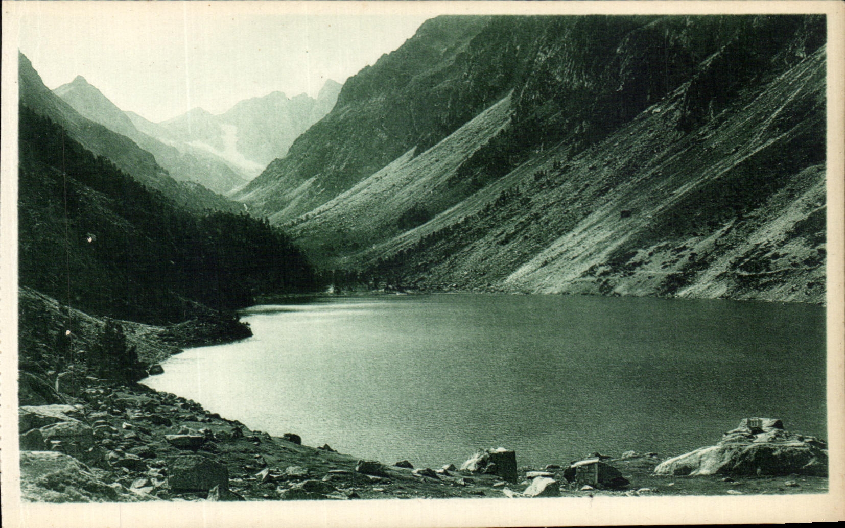 CPA Les Beaux Paysages de France Les Pyrenees Environs de Cauterets Le Lac de Gaube