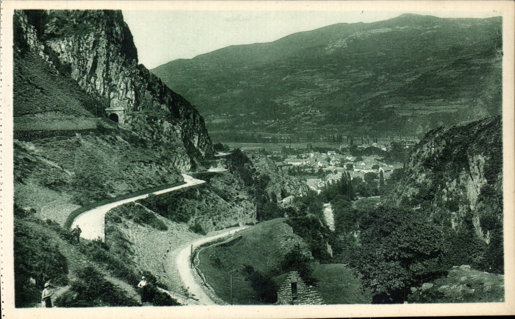 CPA Les Beaux Paysages de France Les Pyrenees Route de Cauterets a Pierrefutte Le Tunnel les deux Routes Vue sur Pierref