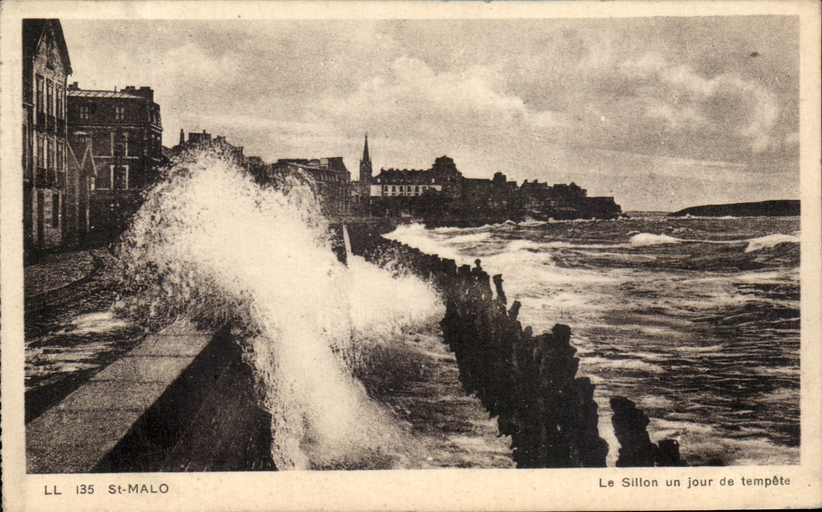 CPA St Malo Le Sillon Un Jour De Tempete 