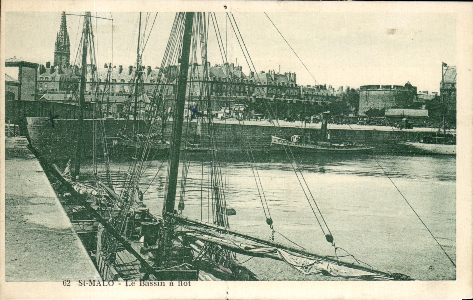 St Malo de la POSTAL de la VENDIMIA los barcos del muelle mojado