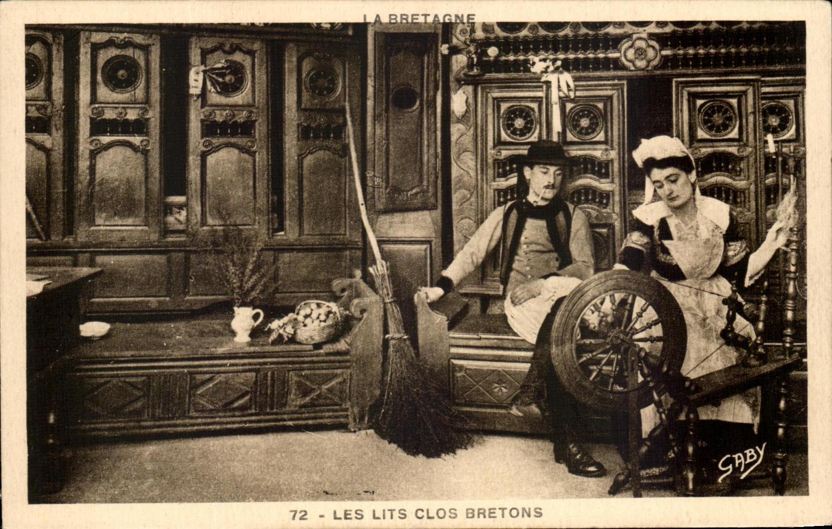 CPA La Bretagne Les Lits Clos Bretons Costume Folklore