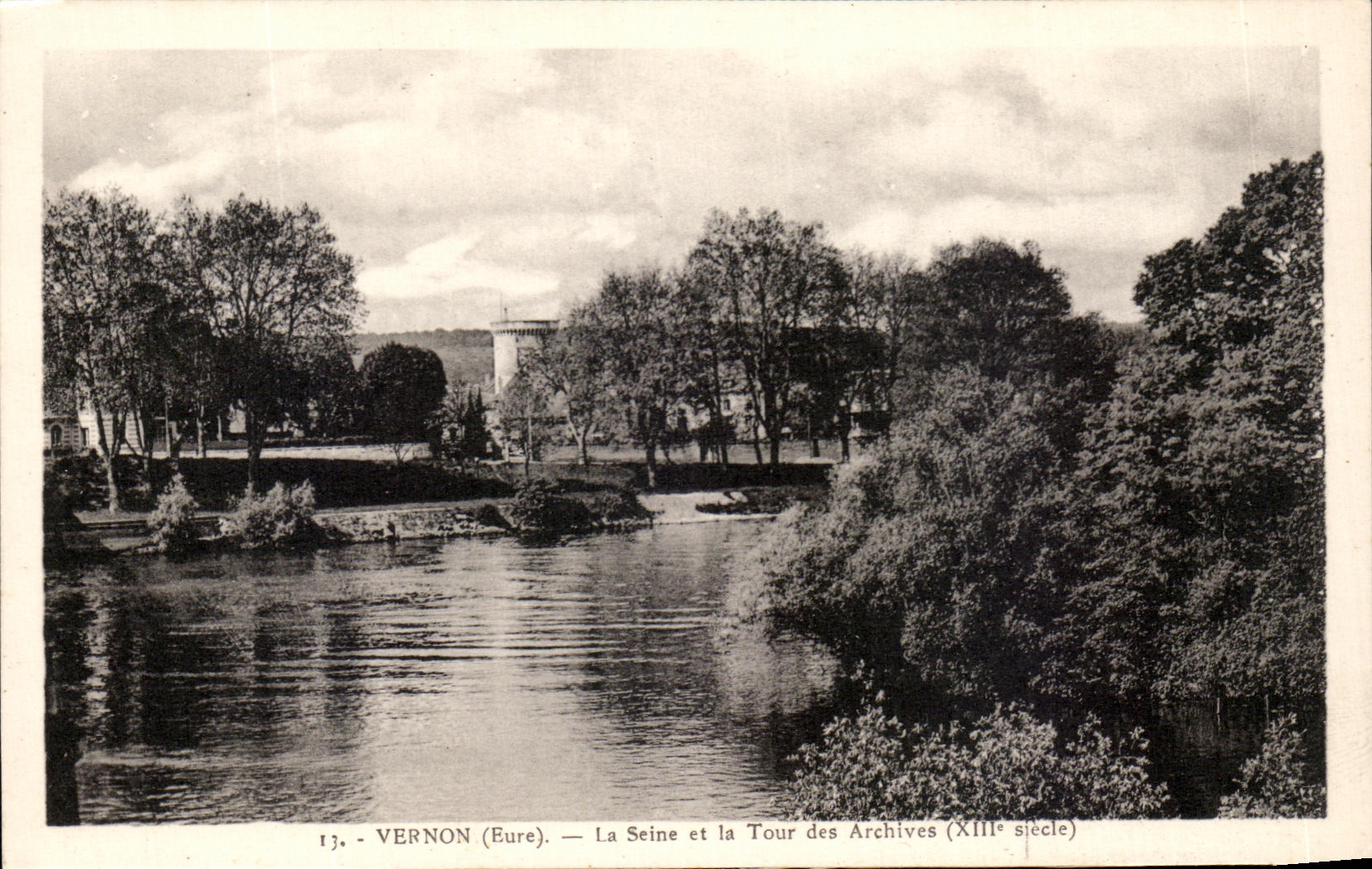 CPA Vernon La Seine Et la Tour des Archives